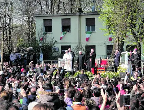 Il ringraziamento ai medici per il Covid. E quella visita alle case popolari