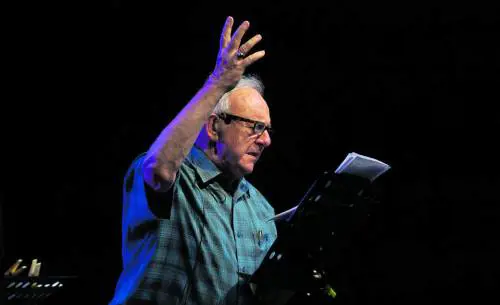 "Ero timido, ma la chitarra è uno scudo. Mi ha aiutato"