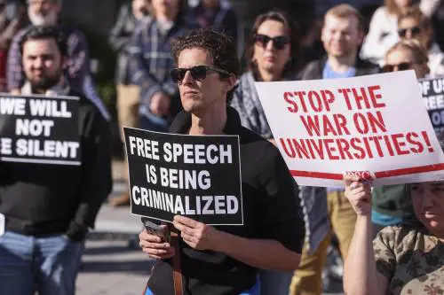 Harvard fa causa all'amministrazione Trump: "Ha violato il primo emendamento"