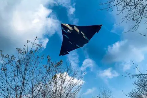 Caccia stealth cinesi di sesta generazione in volo: il mistero del J-50