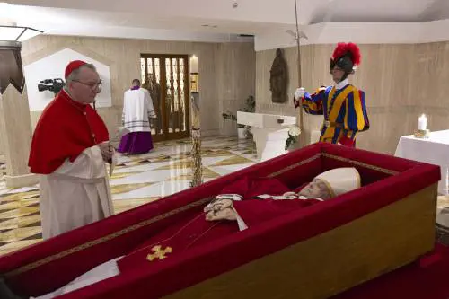 L'anello, la mitra, la veste: i simboli sul corpo di Papa Francesco