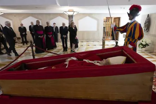 Il primo omaggio è di Mattarella. San Pietro blindata per 200mila fedeli