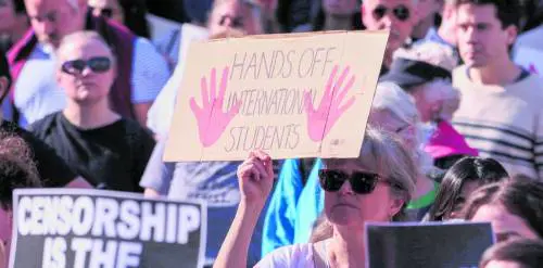 Controlli ai profili social e stop ai visti: Trump prepara la stretta sugli studenti stranieri