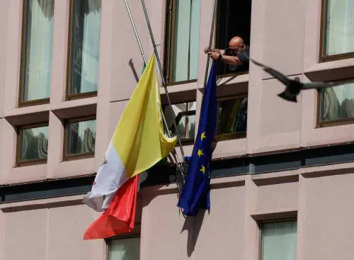 La folla a Piazza San Pietro per rendere omaggio alla salma di Papa Francesco