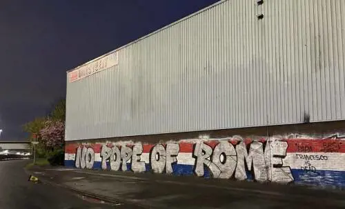 "No Pope of Rome". Lo fregio degli ultras dei Rangers contro Papa Francesco