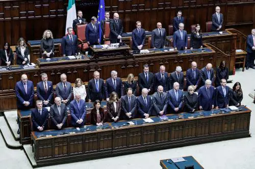 Il Parlamento ricorda Papa Francesco. Meloni: "Con lui non esistevano barriere"
