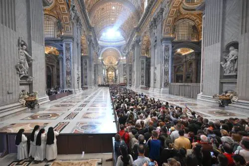 Il Papa insieme al popolo. L'ultimo dono ai detenuti