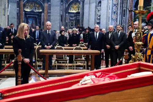 L’omaggio del governo alla salma di Bergoglio. "Continuerà a sorriderci"