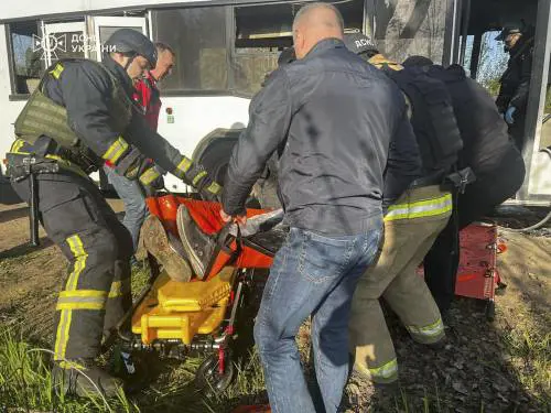 Drone sul bus dei minatori, è strage. Mosca vuol prendere il Dnipropetrovsk