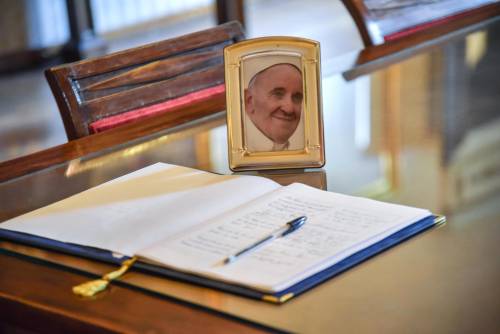Coda in prefettura per firmare le condoglianze per Papa Francesco