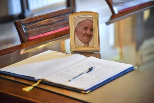 Coda in prefettura per firmare le condoglianze per Papa Francesco