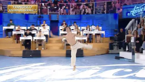"Tremo, formicola…". Paura per il concorrente di Amici: malore durante le prove 