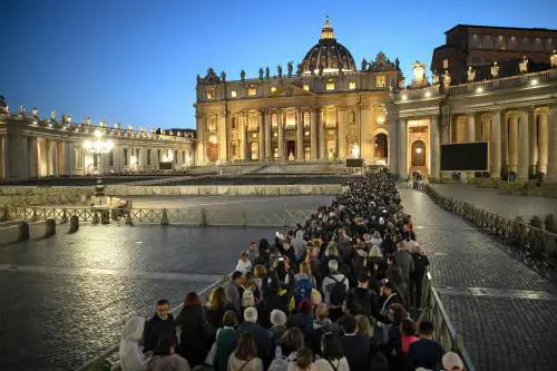 Auto scoperta e mini corteo. Roma al centro del mondo per l'ultimo viaggio del Papa