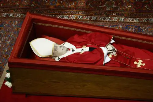 La salma di Papa Francesco sottoposta a tanatoprassi prima dell'esposizione al fedeli