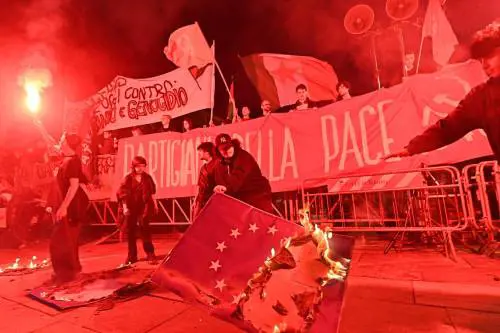 25 aprile, scontri a Torino tra antagonisti e polizia