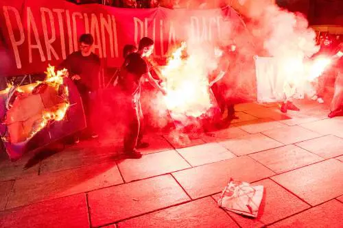 Torino, vietato sventolare bandiere ucraine. Gli antagonisti allontanano i militanti di Iv e +Europa
