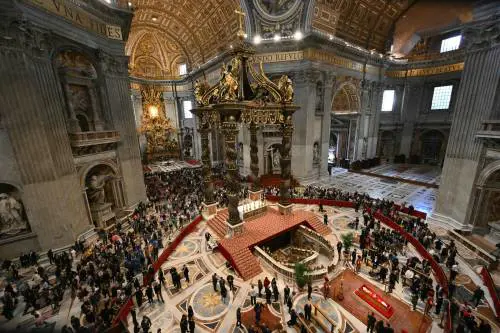Il serpentone dei 100mila. La Basilica non dorme mai