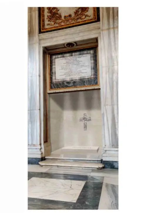 Marmo di Liguria e solo un'iscrizione. Ecco l'ultima  casa di "Franciscus"