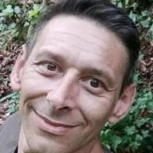 Accoltella il figlio 17enne per vendicarsi della moglie. Poi si ammazza