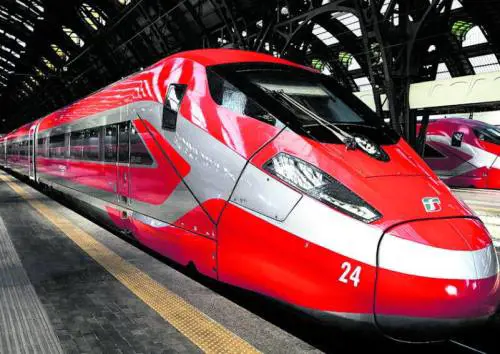 In treno per godersi il viaggio alla scoperta di parchi e borghi