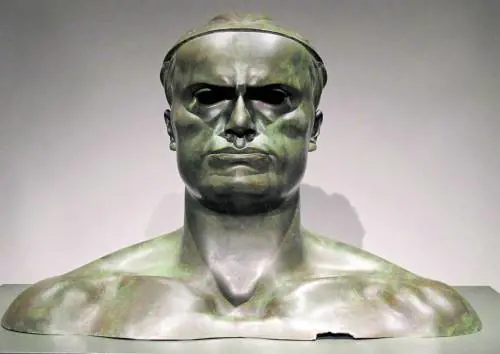 Le "tre morti" di Mussolini e la ricostruzione inedita del biografo Renzo De Felice