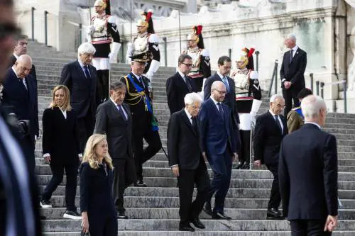 Mattarella e Meloni all'Altare della Patria: "Onorare i valori negati dal fascismo" | La diretta