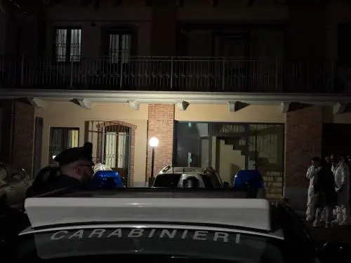La chiamata all'118, poi uccide i vicini di casa e si suicida. Il killer era ossessionato da lei