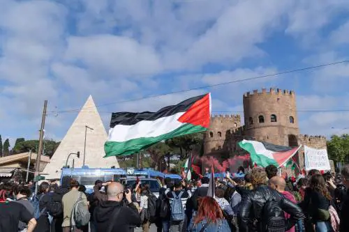 "Siete assassini". Anpi e pro Pal spaccano il 25 aprile. A Roma sventola la bandiera di Hamas