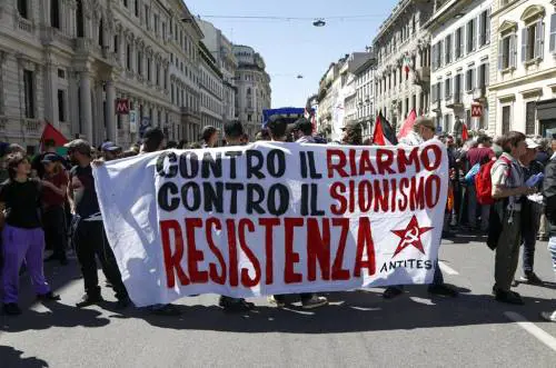 Così antagonisti e pro Pal hanno ucciso il 25 aprile