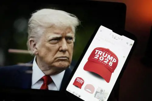 "Riscriviamo le regole". Trump mette in vendita i gadget per il terzo mandato