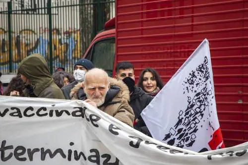 A Milano sfila l'ex Br. Cartelli contro la Segre e fischi al sindaco Sala