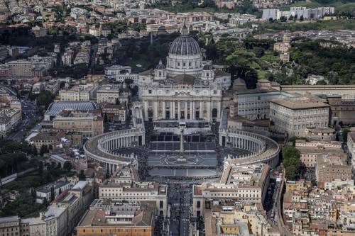 https://img.ilgcdn.com/sites/default/files/styles/md/public/foto/2025/04/25/1745603454-san-pietro.jpeg?_=1745603454