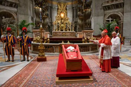 Papa Francesco, chiusa la bara, diffuso il rogito: "Testimonianza di umanità e vita santa"
