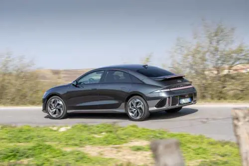 Con le Ioniq di Hyundai bastano 15 minuti: la ricarica veloce di una pausa caffè