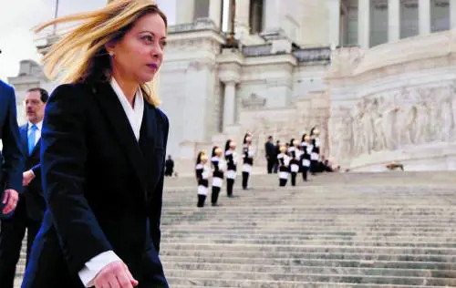 Meloni esalta i valori "negati dal fascismo". Alla sinistra non basta