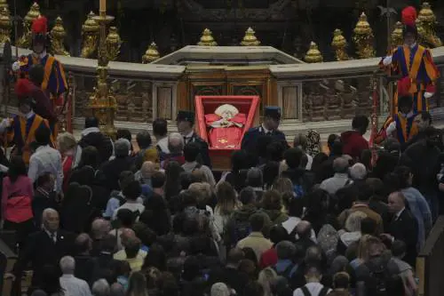 Il saluto dei 250mila a Francesco. "Esempio di umanità e vita"