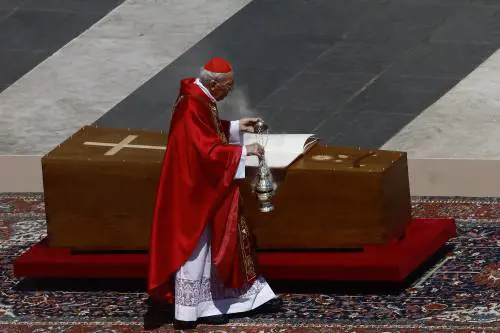 "Chiediamo a te di pregare per noi". L'omelia del cardinale Re ai funerali di Francesco