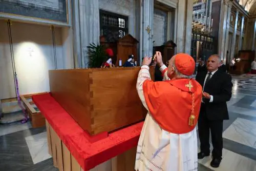 In 400 mila ai funerali di Francesco. Le foto della tumulazione a Santa Maria Maggiore