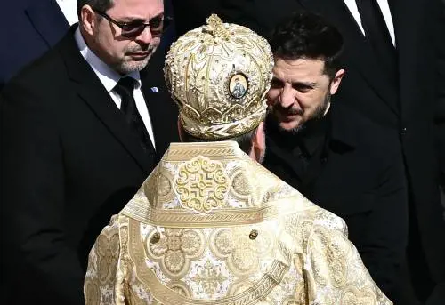 Zelensky: "Chiesto aiuto al Vaticano per far tornare i nostri bambini dalla Russia"