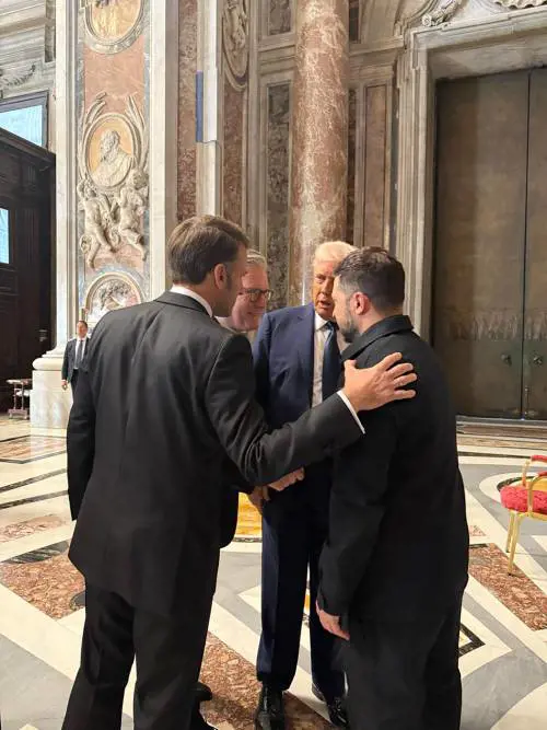 Macron preso in contropiede. I riflettori non sono per lui