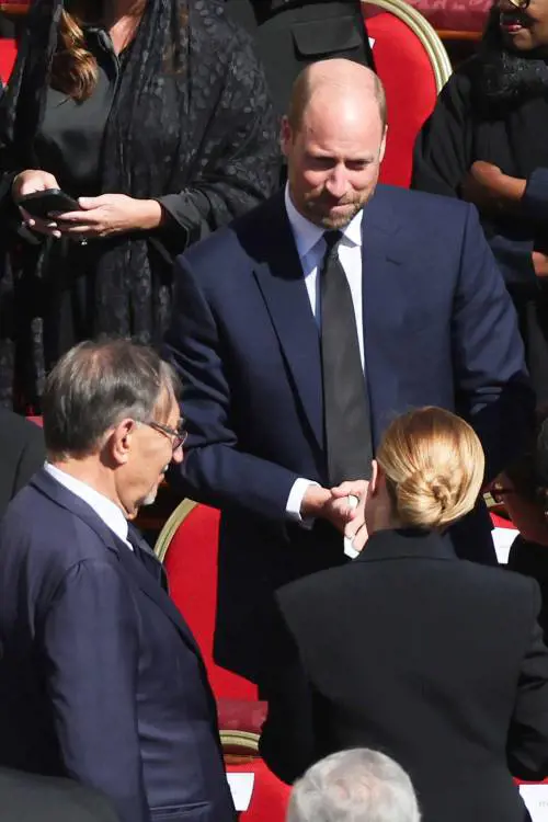 Un funerale geopolitico: tra Corone e capi di Stato l'omaggio di 160 Paesi