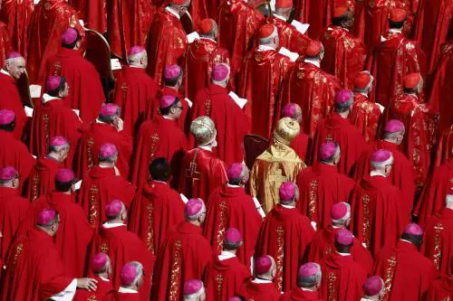 Quel sorriso fra Zuppi e Parolin e le mani di Tagle. Intrigo cardinale
