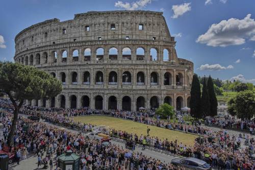 L'altra città indifferente tra le comitive di turisti e le mostre in centro
