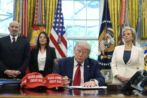 "Un piano per evitare i dazi entro l'8 luglio": ecco le prossime mosse di Trump
