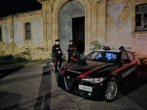 Cadono dal tetto di un capannone: 14enne muore, 13enne gravissimo