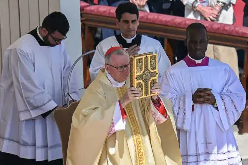 "Smarriti, ma accogliamo l'eredità di Francesco". L'omelia di Parolin ai 200mila di San Pietro 