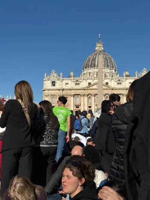 La corsa dei «Papa boys» ai funerali