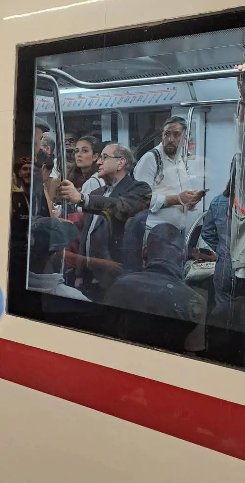 E Delpini in clergyman «sorpreso» in metrò da un gruppo di giovani