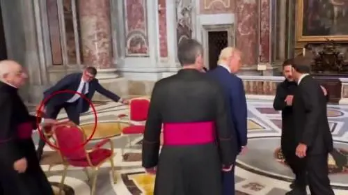 L'incontro Trump e Zelensky e il giallo della terza sedia: cos'è successo