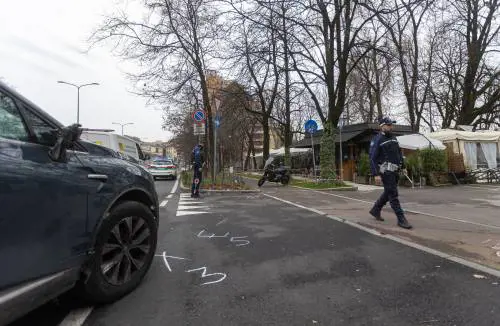 Incidente in moto, muore sotto gli occhi della moglie sul luogo in cui era morto il figlio di 10 anni